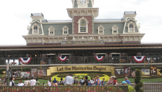 From the Expert: Surviving Disney in the Summer {Guest Post}